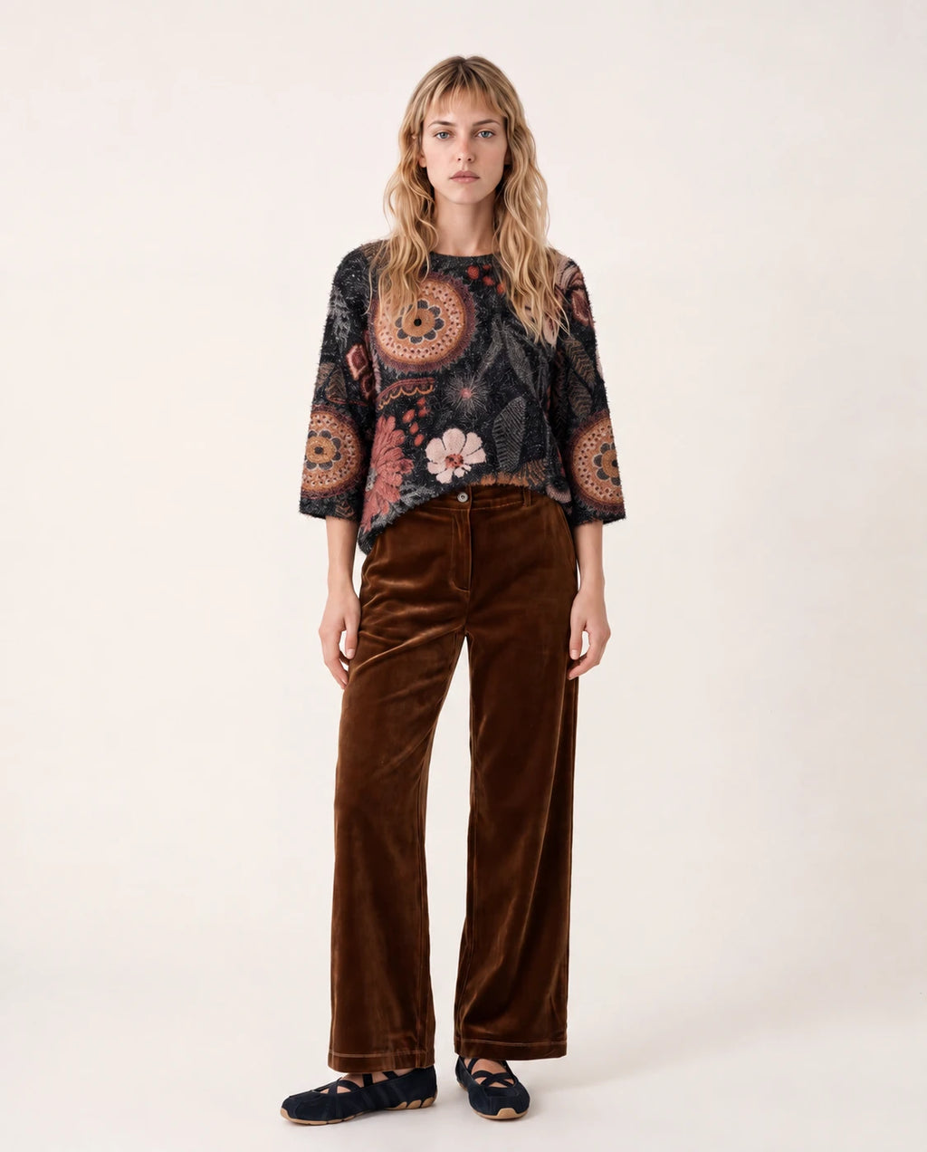 Jersey negro de manga tres cuartos con estampado floral y mandalas