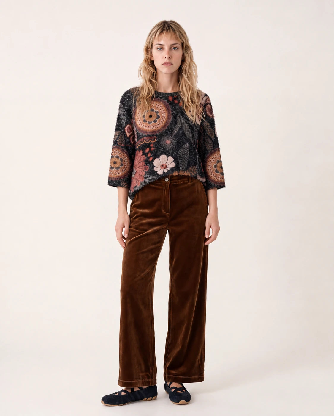 Jersey negro de manga tres cuartos con estampado floral y mandalas
