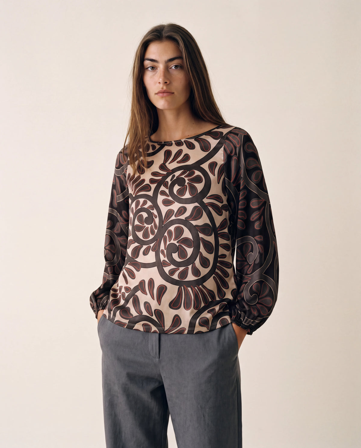 Blusa de cuello redondo con mangas largas y puños fruncidos, estampado floral marrón