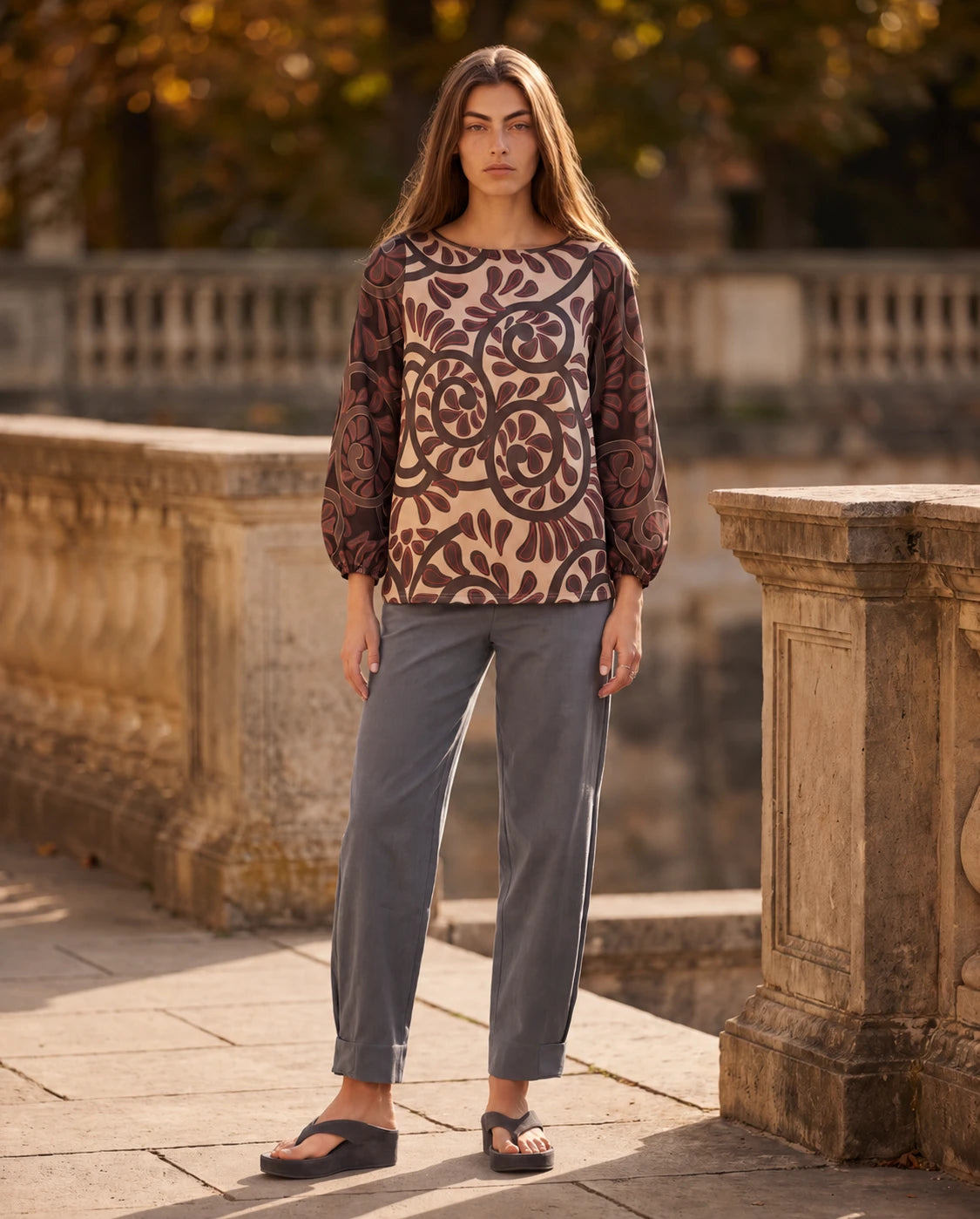 Blusa con cuello redondo y estampado floral abstracto marrón y beige de manga larga