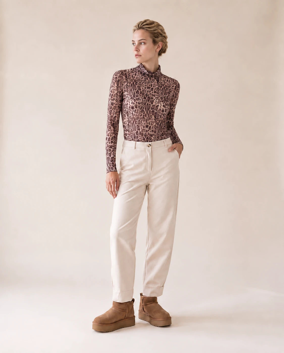 Top de manga larga con cuello alto estampado leopardo en perfil, beige y marrón.