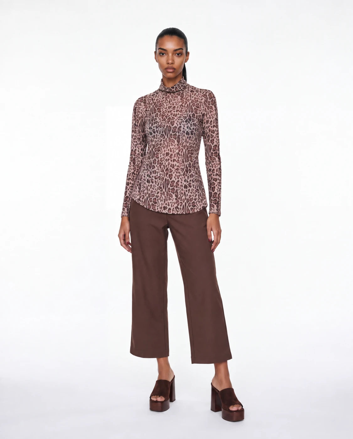 Top de manga larga con cuello alto estampado leopardo beige y marrón.