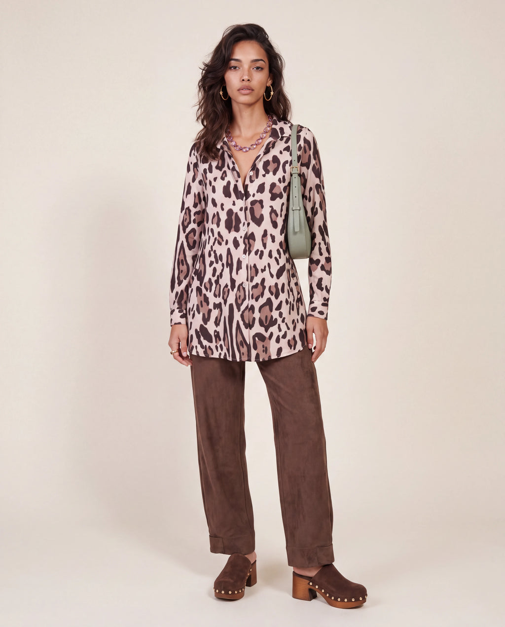 Camisa de leopardo beige con estampado integral, abertura frontal y puños