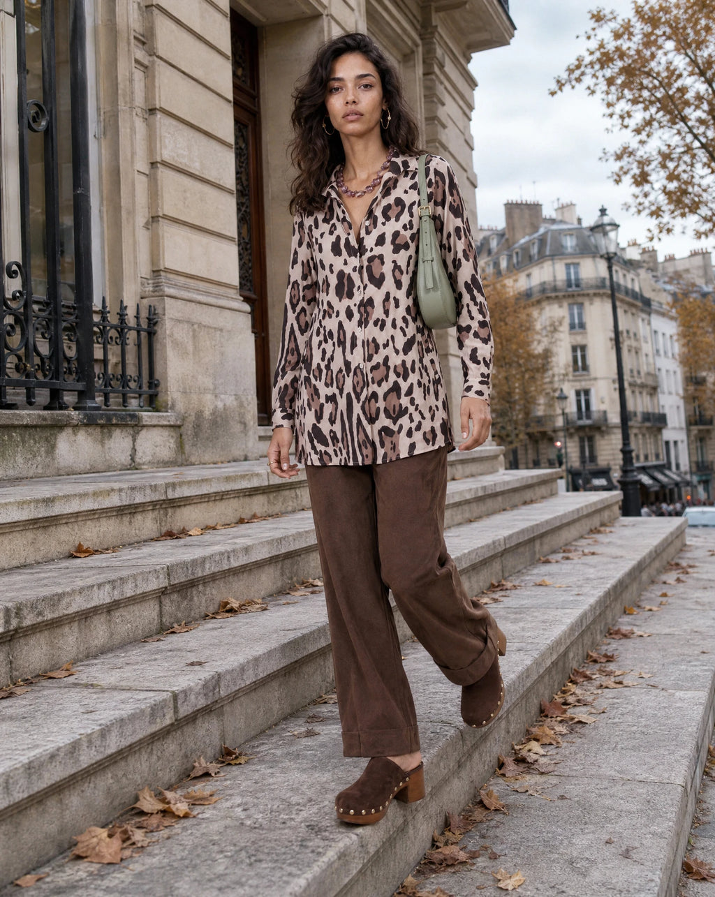 Camisa de leopardo beige de manga larga con abertura frontal y caída recta