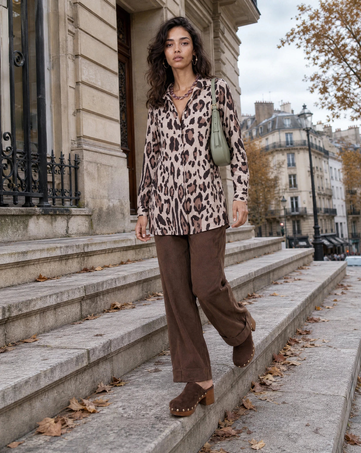Camisa de leopardo beige de manga larga con abertura frontal y caída recta