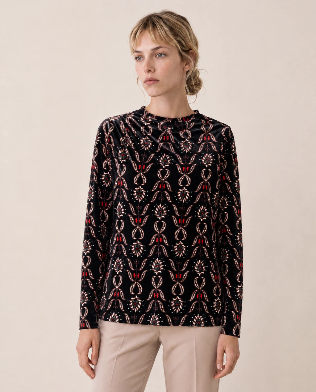 Top Borgoña negro de manga larga con cuello redondo y estampado rojo y beige