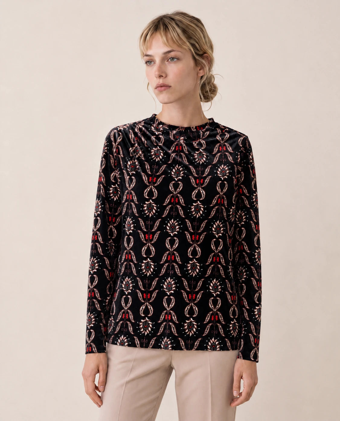 Top Borgoña negro de manga larga con cuello redondo y estampado rojo y beige