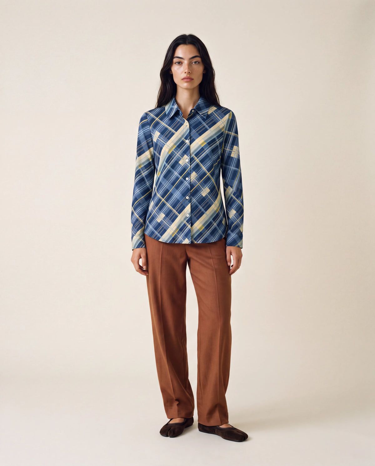 Camisa básica a cuadros azul con cuello camisero y botones frontales, manga larga