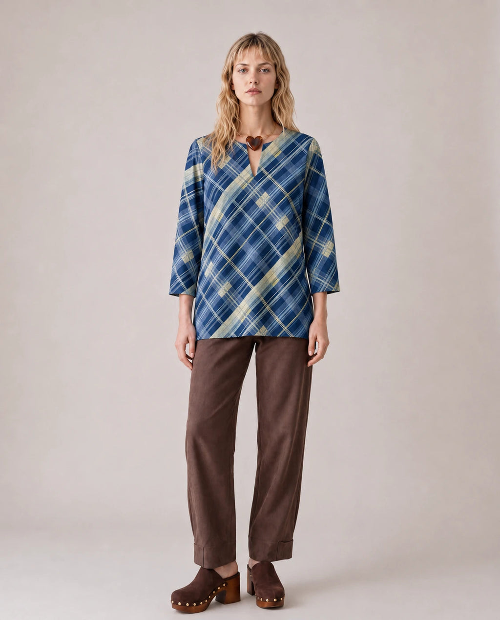 Blusa tipo túnica de cuadros azul con escote en V y mangas 3/4