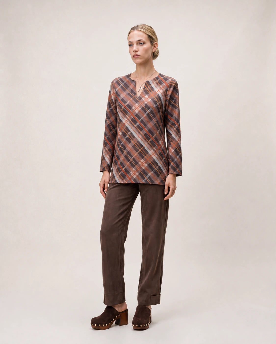 Blusa tipo túnica de cuadros marrón con escote en V y mangas 3/4