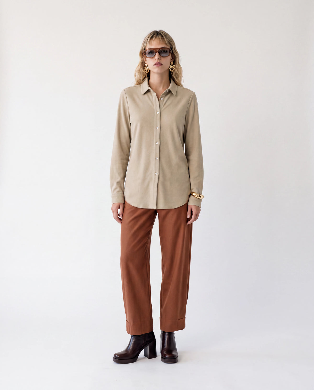 Camisa básica de punto crema, cuello camisero y botones frontales, manga larga