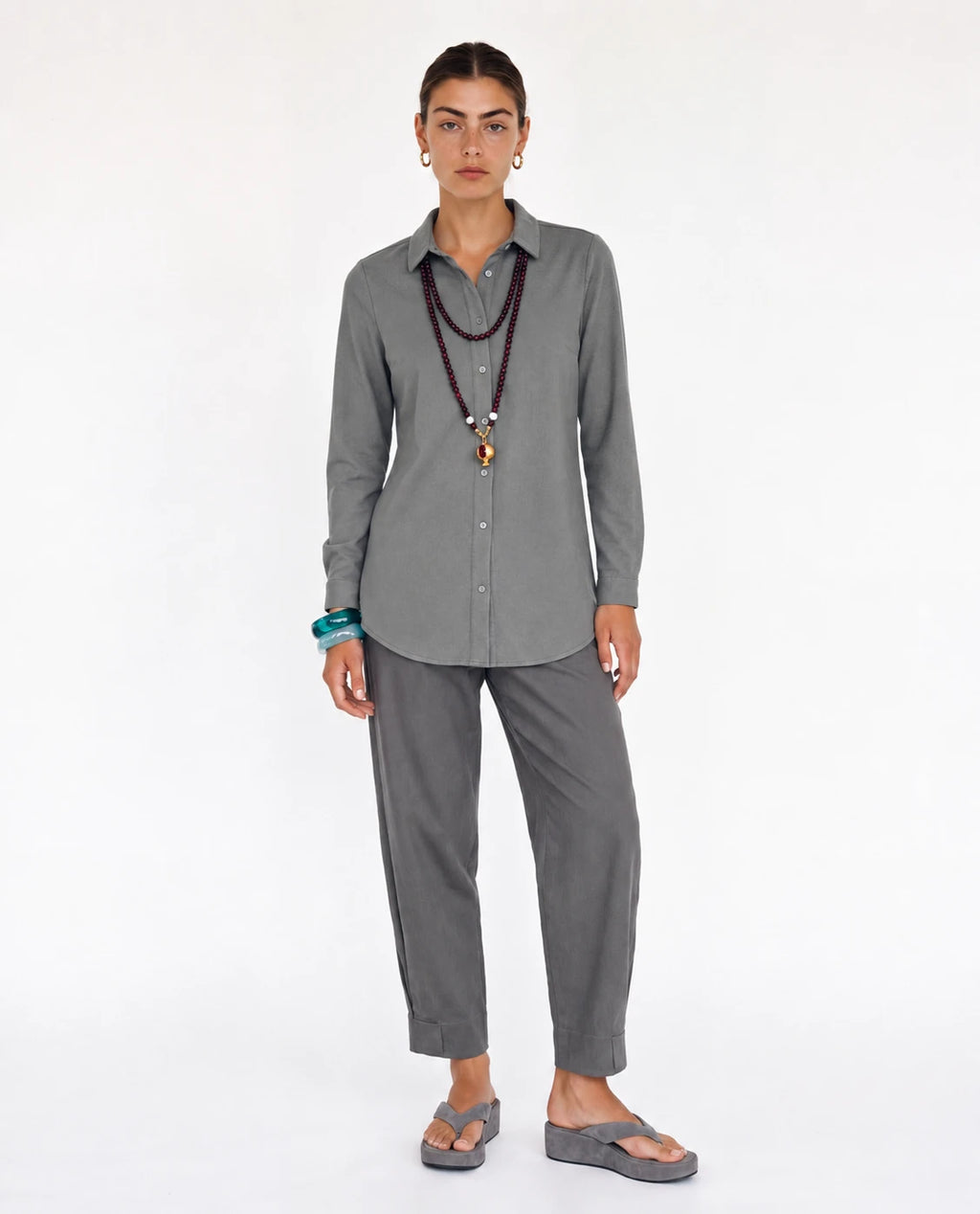 Camisa básica de punto gris, cuello camisero y botones, manga larga