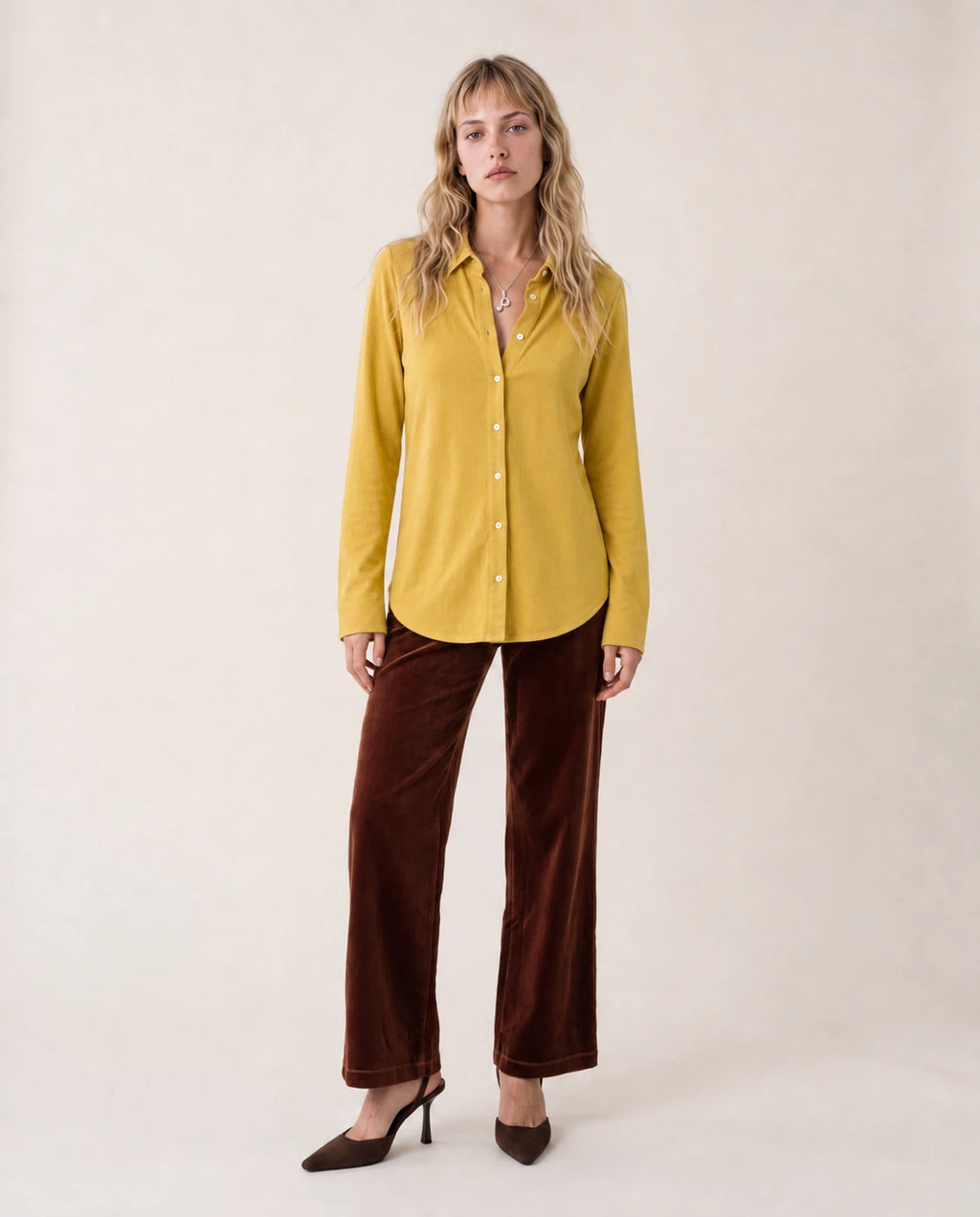 Camisa básica de punto amarilla con botones, cuello camisero y manga larga