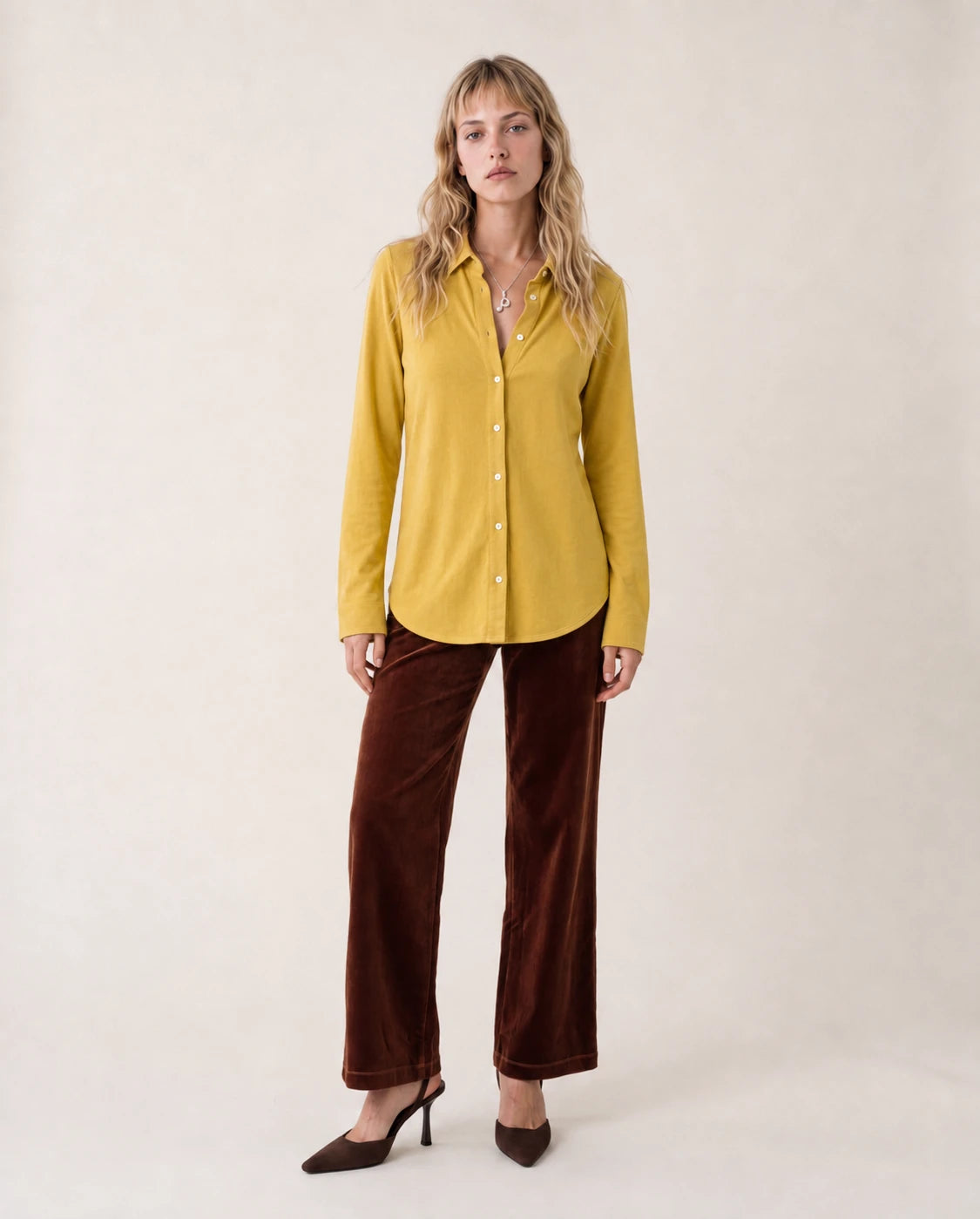 Camisa básica de punto amarilla con botones, cuello camisero y manga larga