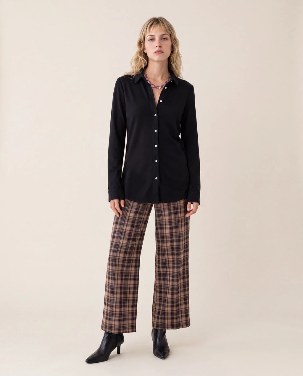 Camisa básica de punto negra con botones, cuello camisero y manga larga