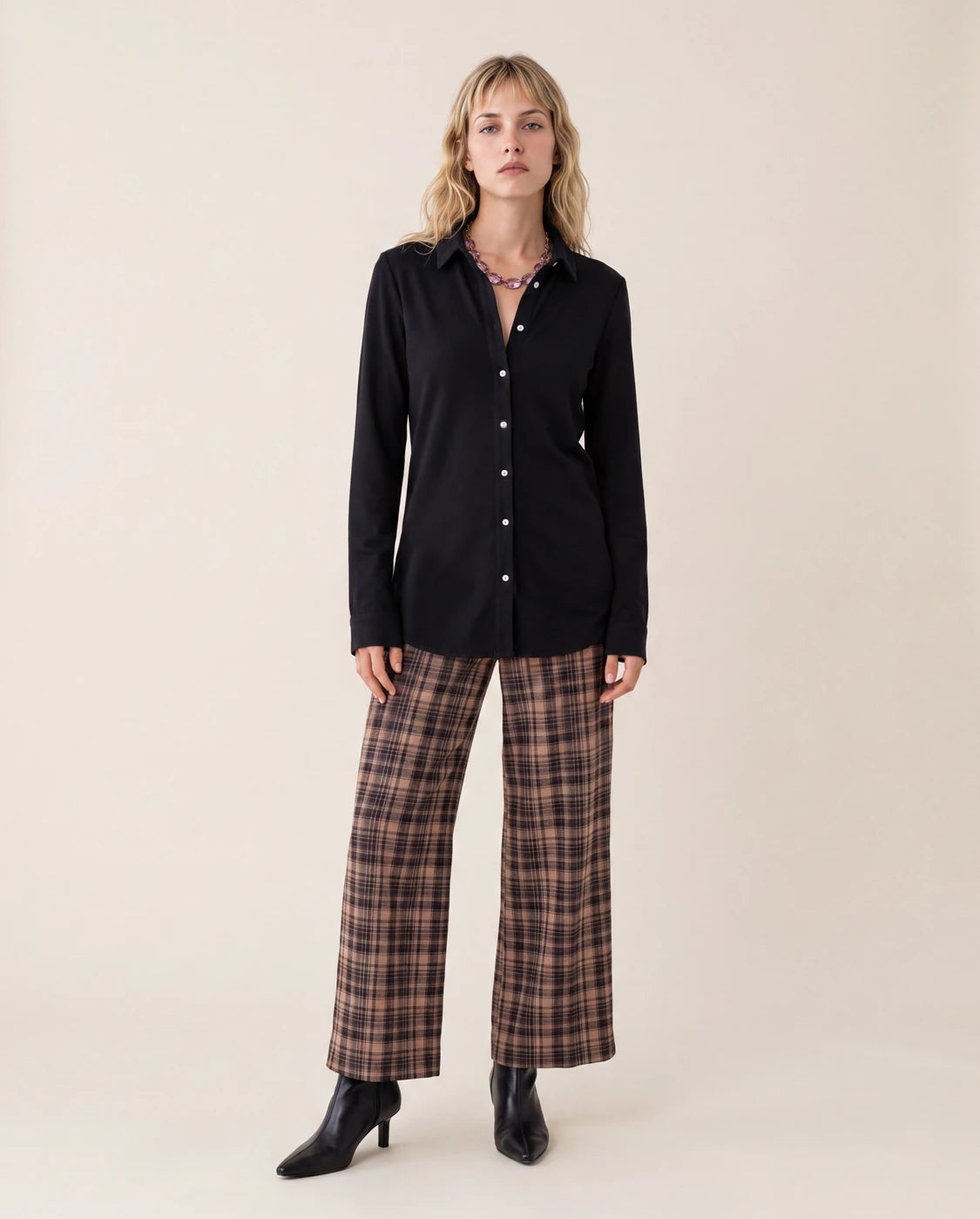 Camisa básica de punto negra con botones, cuello camisero y manga larga