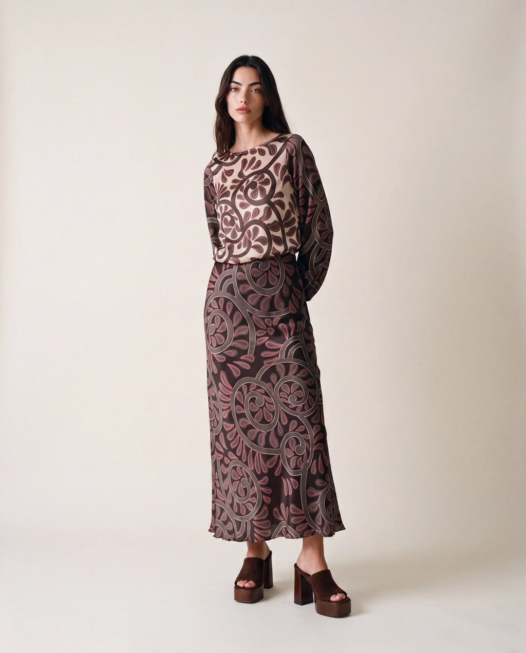 Falda midi marrón con estampado greca y volante en el bajo