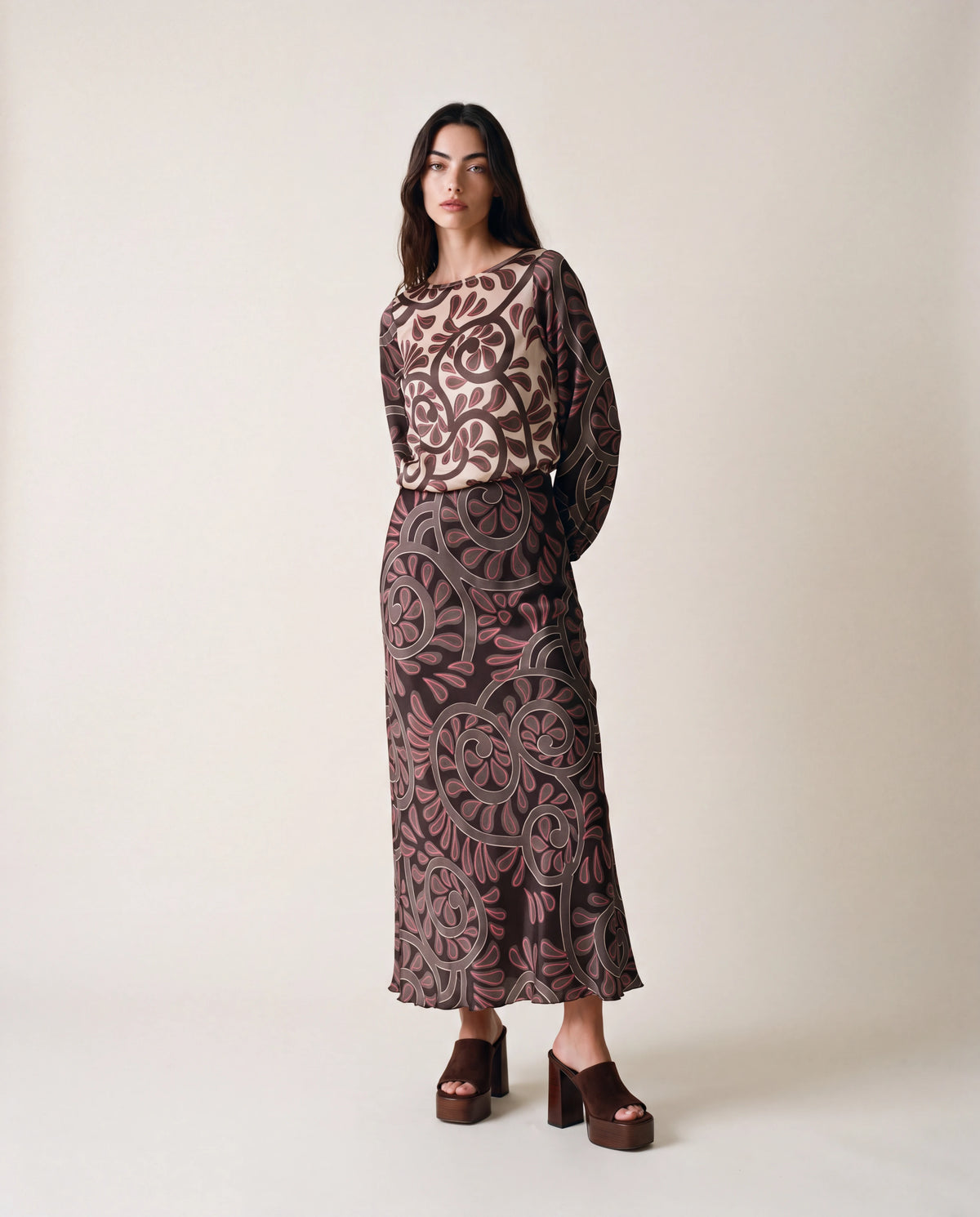 Falda midi marrón con estampado greca y volante en el bajo
