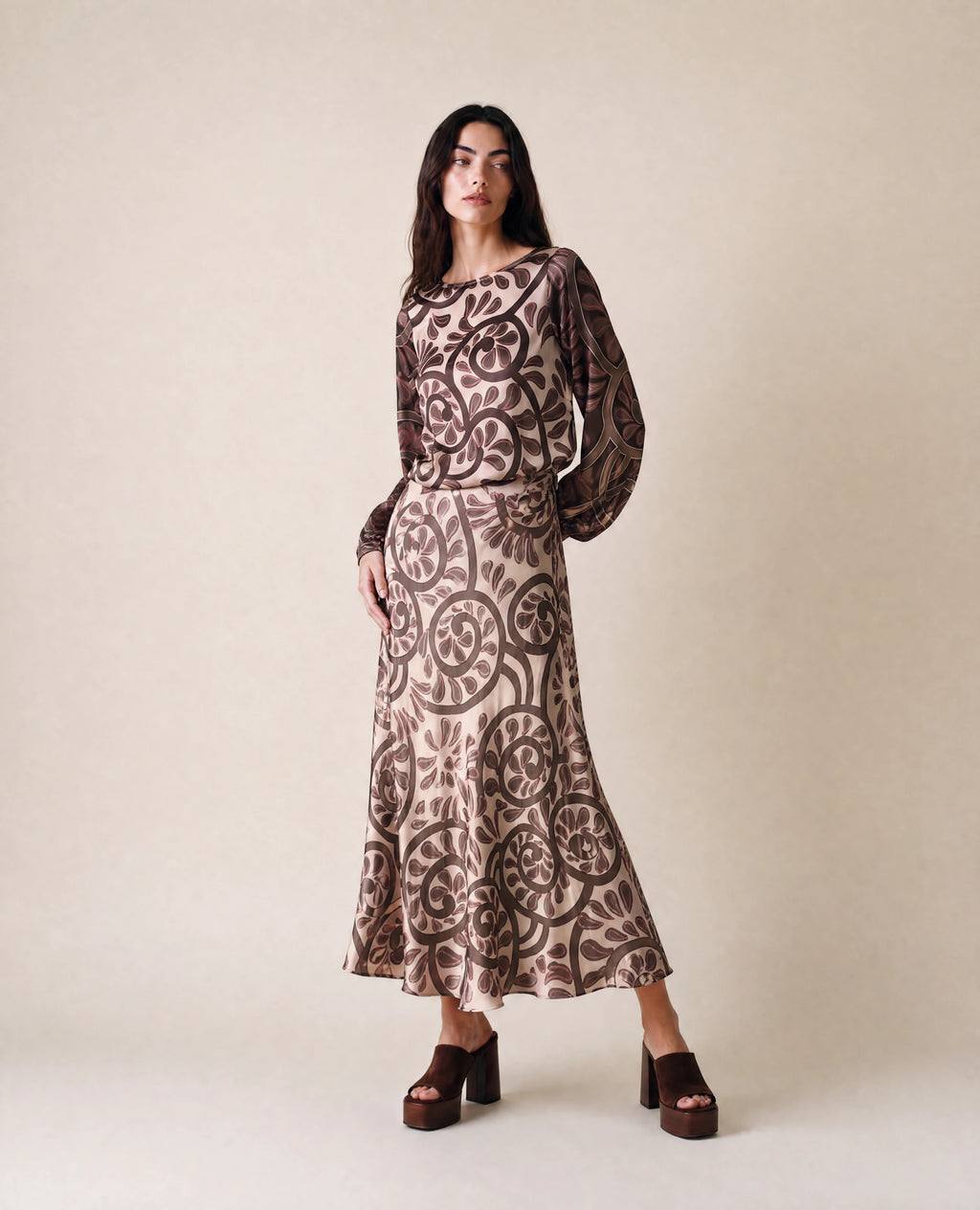 Falda midi color marfil con estampado greca en tonos marrones