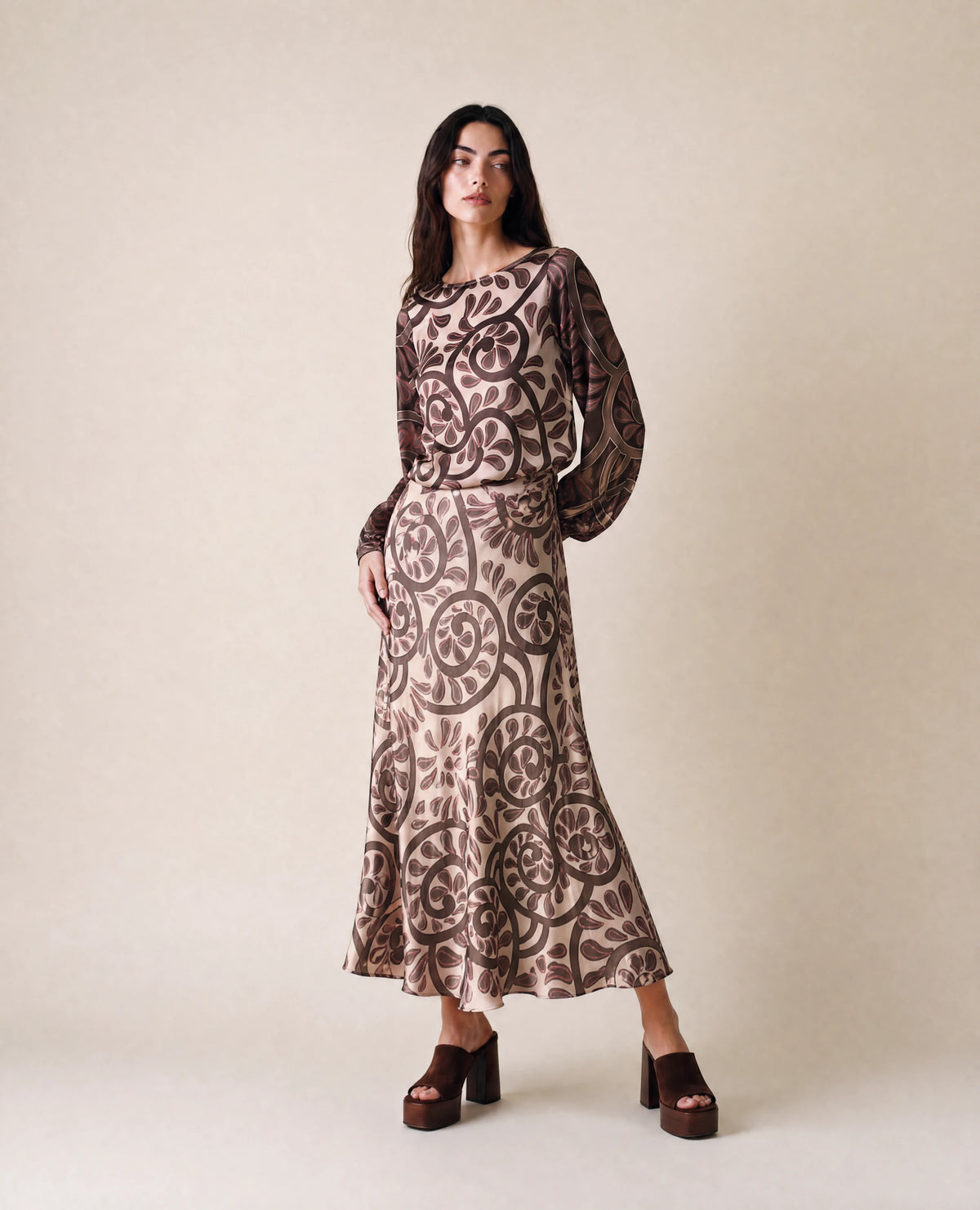 Falda midi color marfil con estampado greca en tonos marrones
