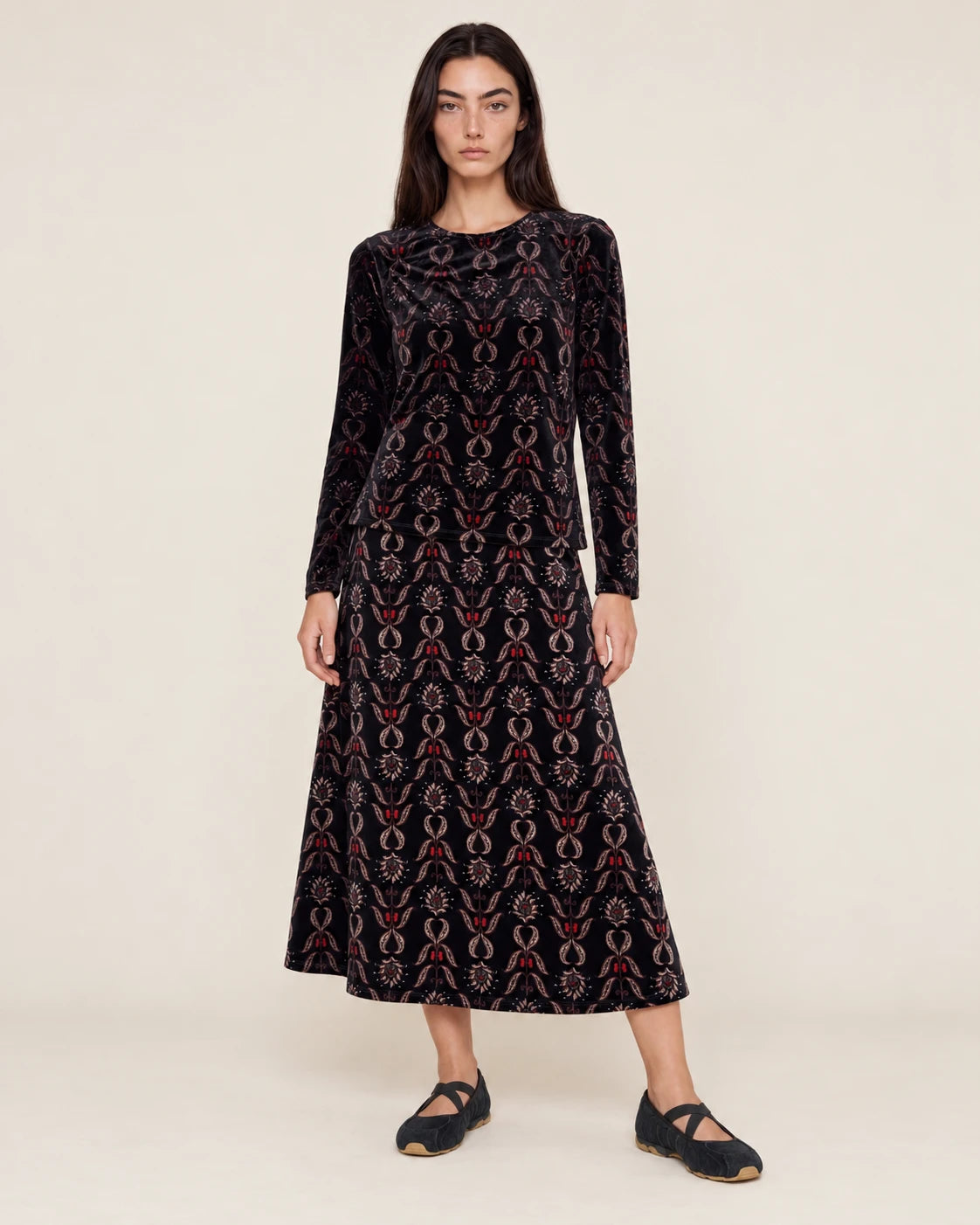 Falda midi negra acampanada con estampado rojo y beige