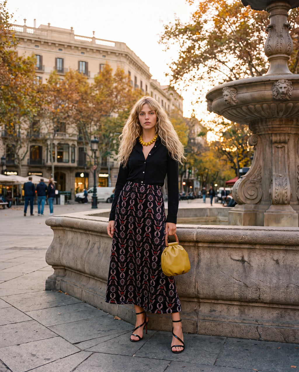 Falda midi acampanada negra con estampado rojo y beige