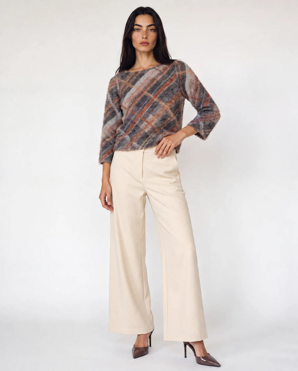 Pantalón liso marfil de tiro medio con botón frontal y pierna recta