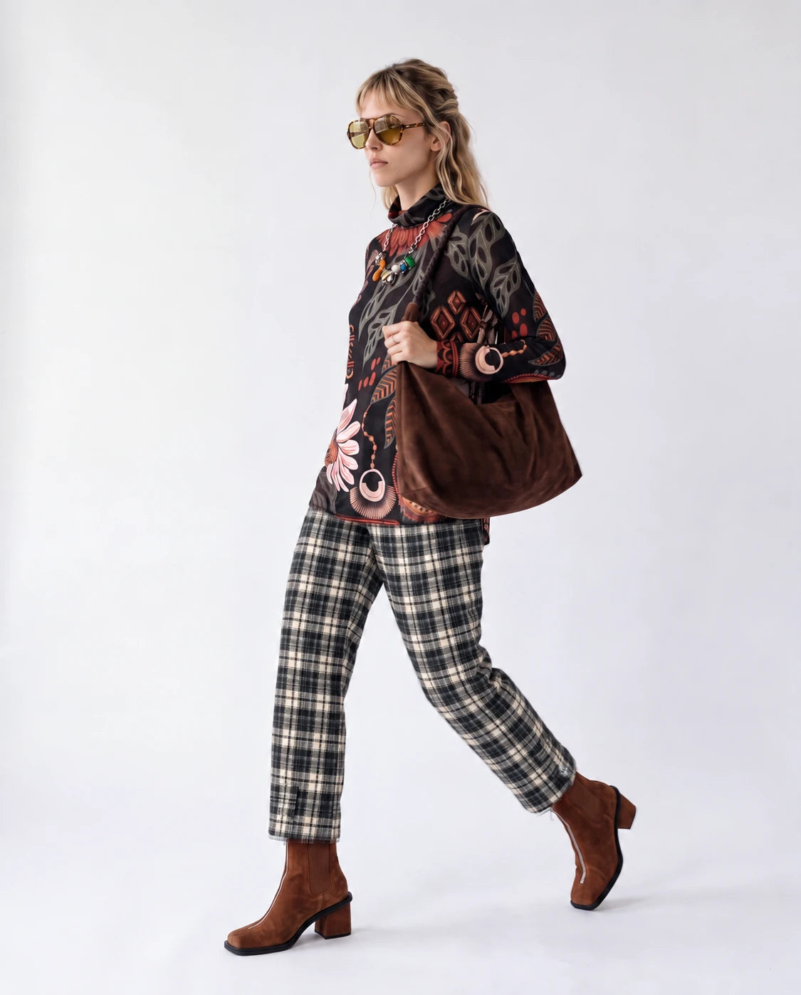 Pantalón globo de cuadros jacquard grises, tiro medio, pierna entallada