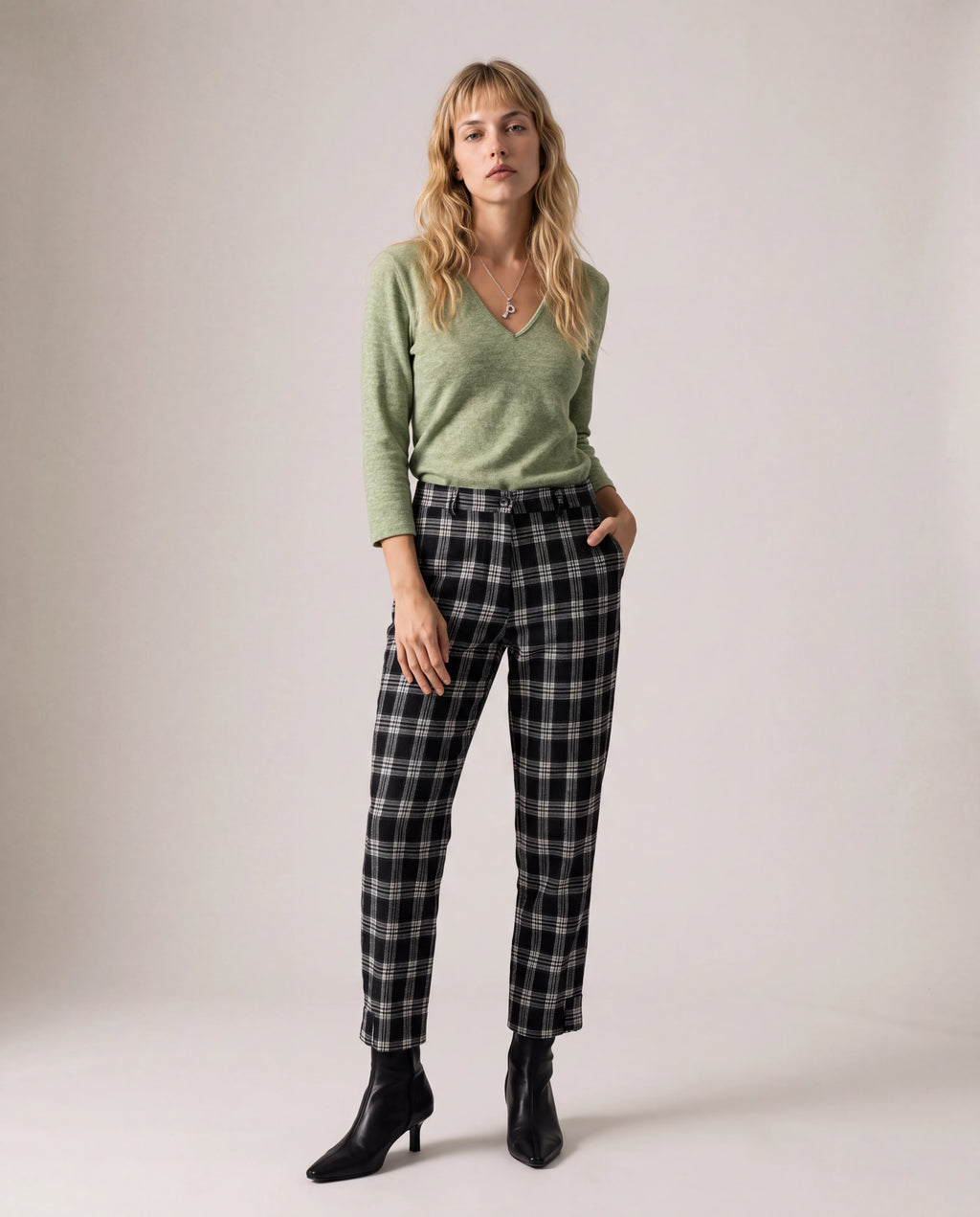 Pantalón globo de cuadros jacquard negro y blanco, tiro medio, pierna recta