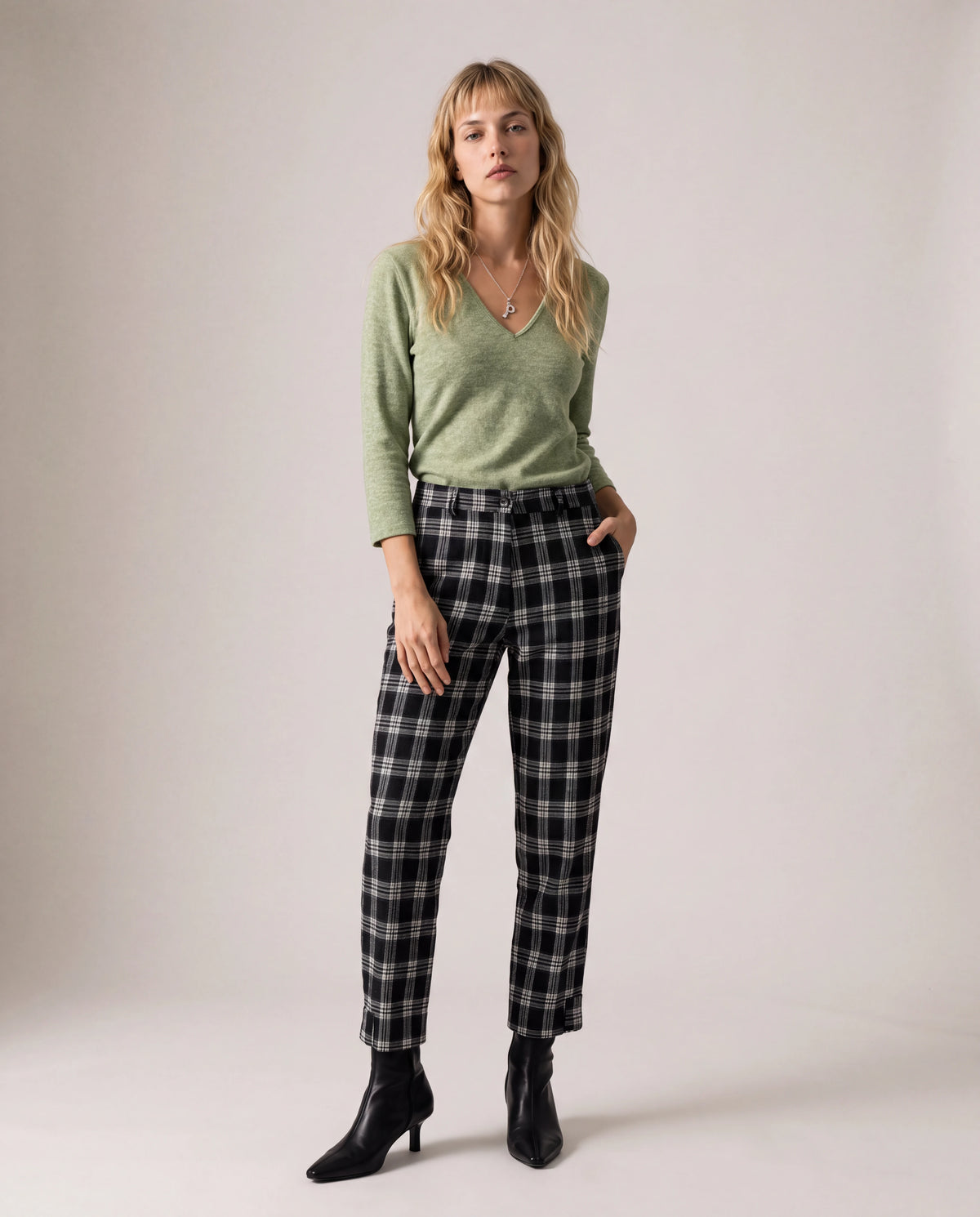Pantalón globo de cuadros jacquard negro y blanco, tiro medio, pierna recta