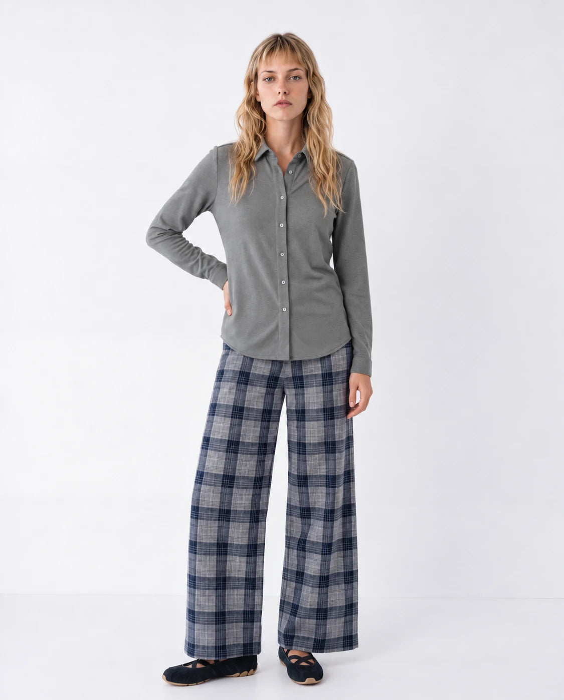 Pantalón de cuadros jacquard azul marino y gris, pernera ancha y cintura con botón