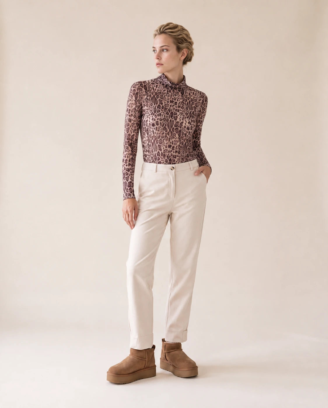 Pantalón de tiro alto color crudo con pinzas, bolsillos y dobladillo