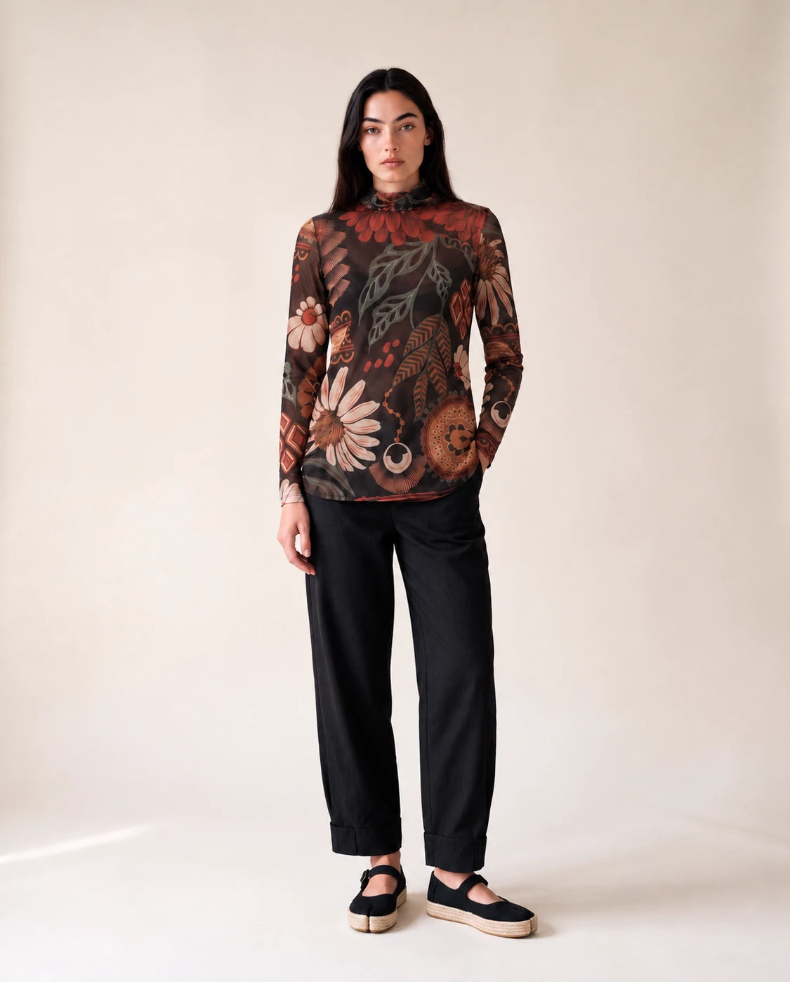 Pantalón negro de tiro alto con pinzas y pierna recta