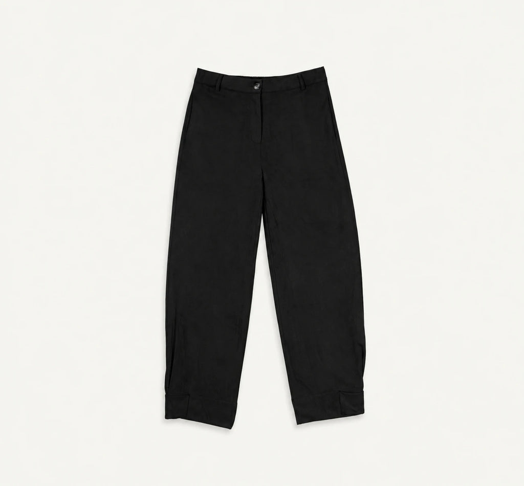 Pantalón de tiro alto negro con pinzas y cierre frontal