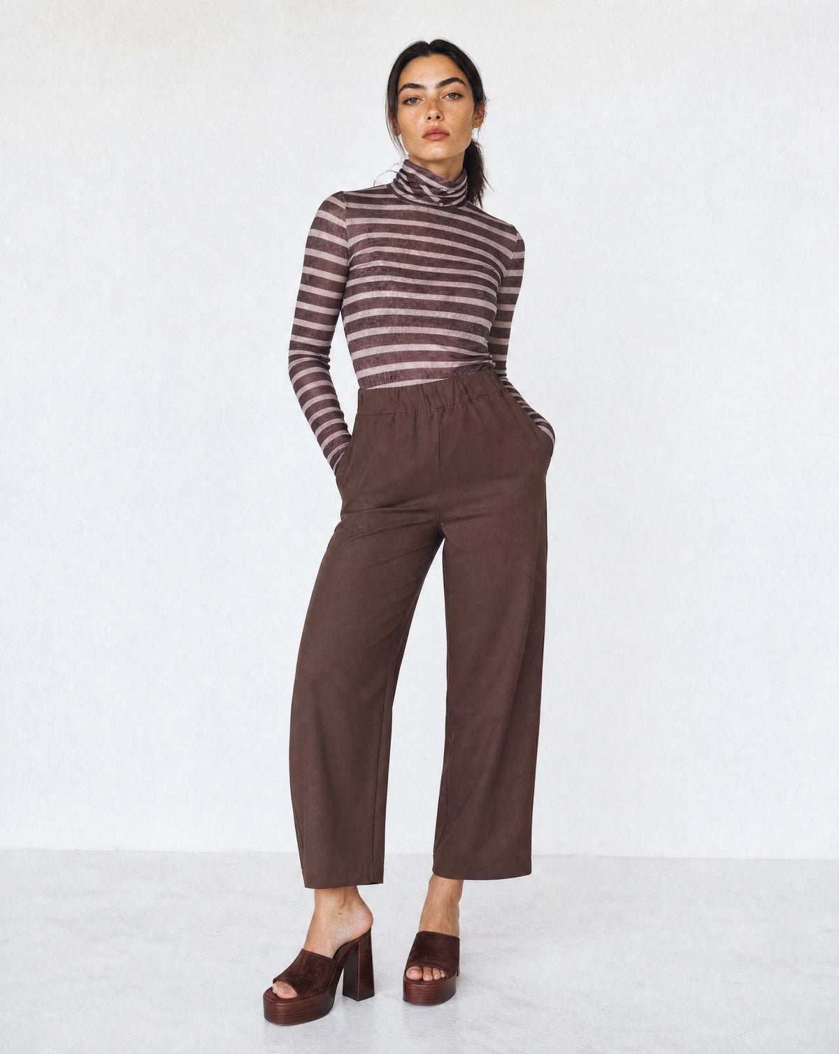 Pantalón tipo globo chocolate, cintura elástica y pernera ancha