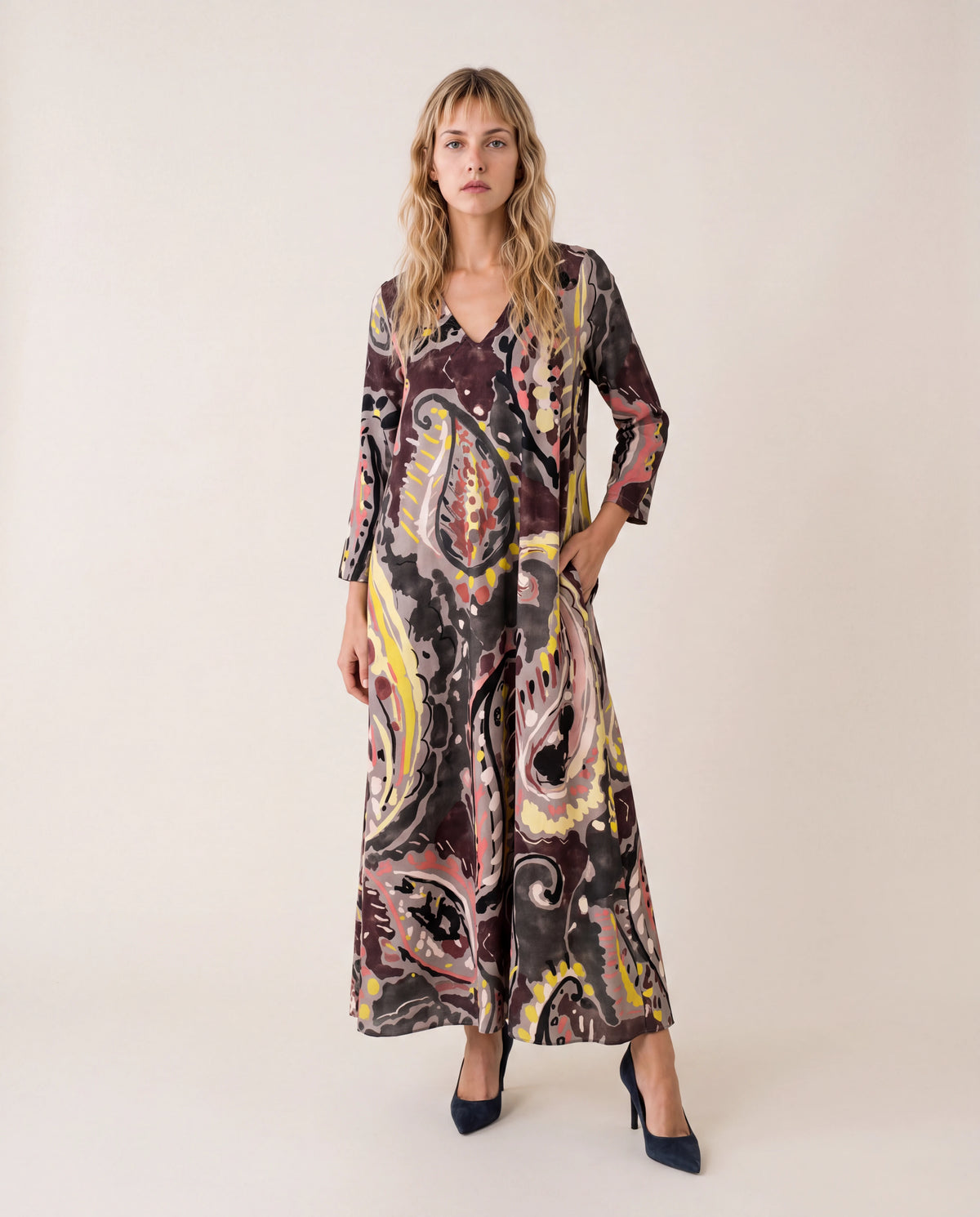 Vestido midi estampado multicolor con escote en V y mangas 3/4, dobladillo recto