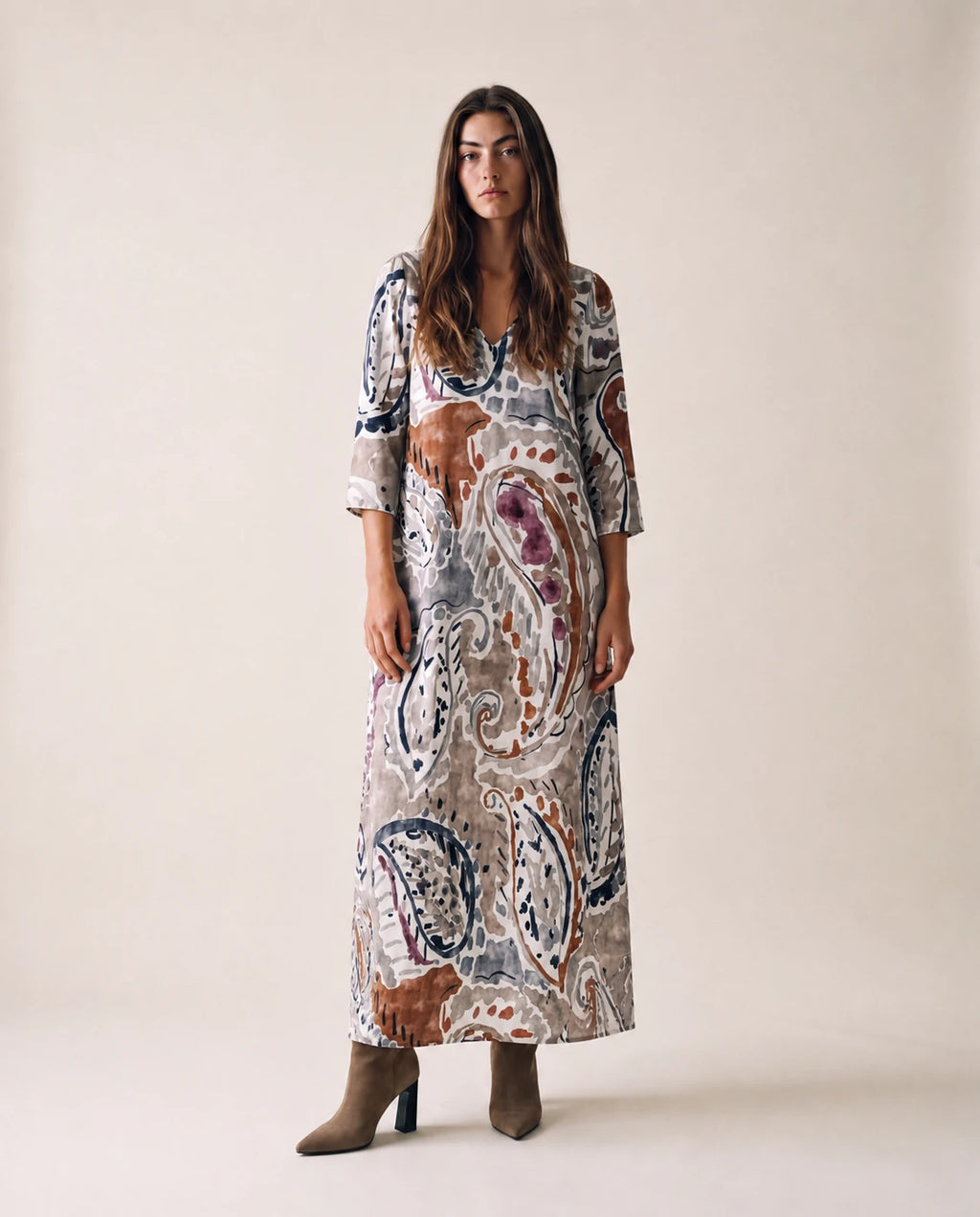 Vestido midi de estampado multicolor, escote en V y mangas 3/4, caída recta
