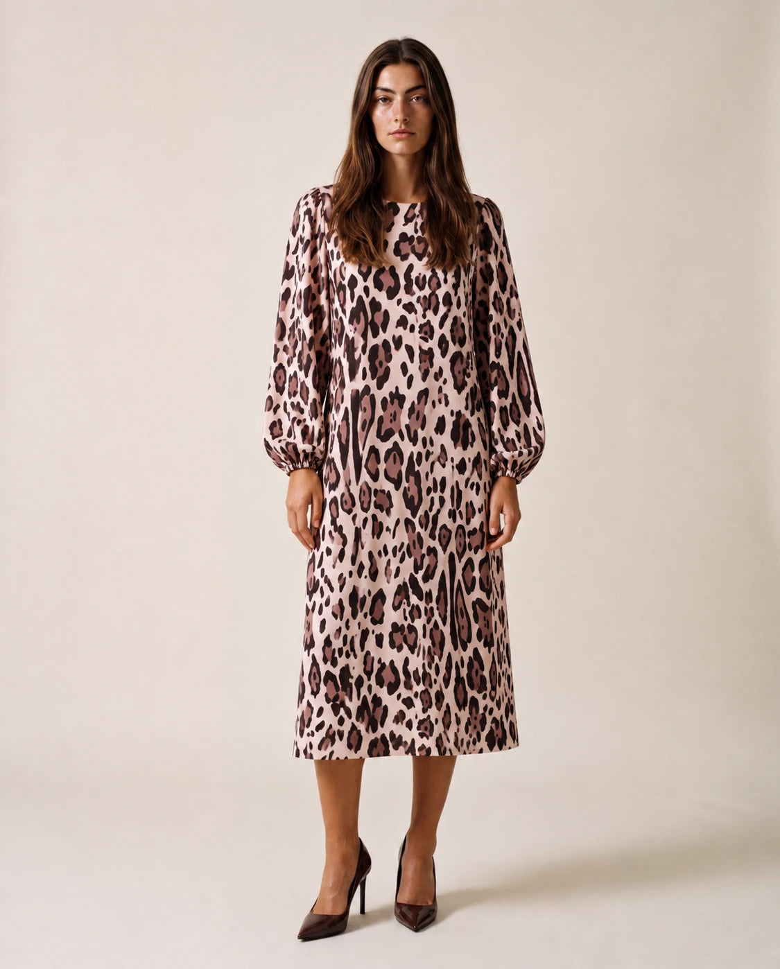 Vestido midi leopardo beige con mangas globo y cuello redondo