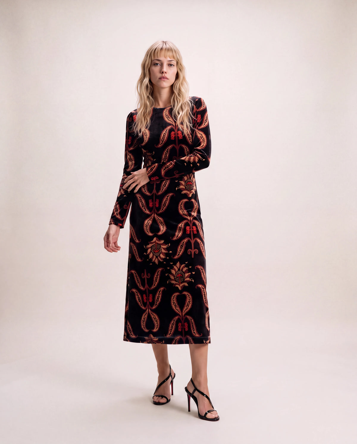 Vestido midi negro con estampado borgoña y mangas largas
