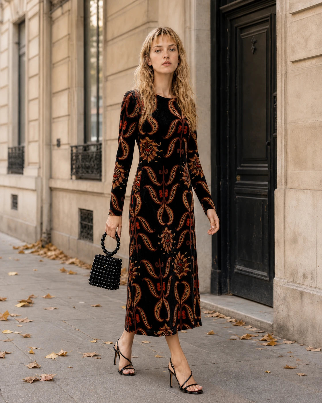 Vestido midi negro de manga larga con estampado naranja y cuello redondo