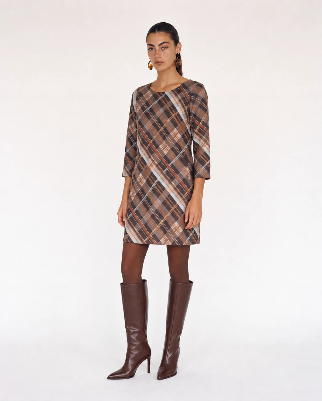 Vestido corto de cuadros con manga tres cuartos y cuello redondo, tonos marrón y azul