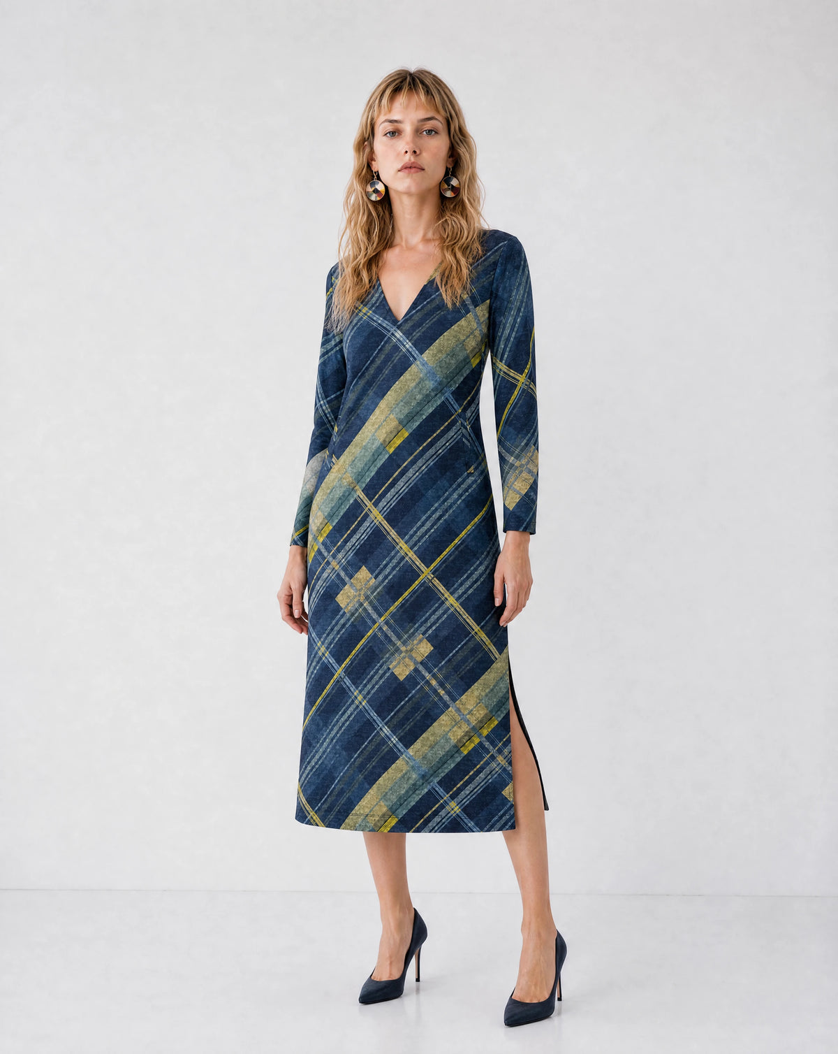 Vestido midi de cuadros marino con escote V y manga larga, abertura lateral