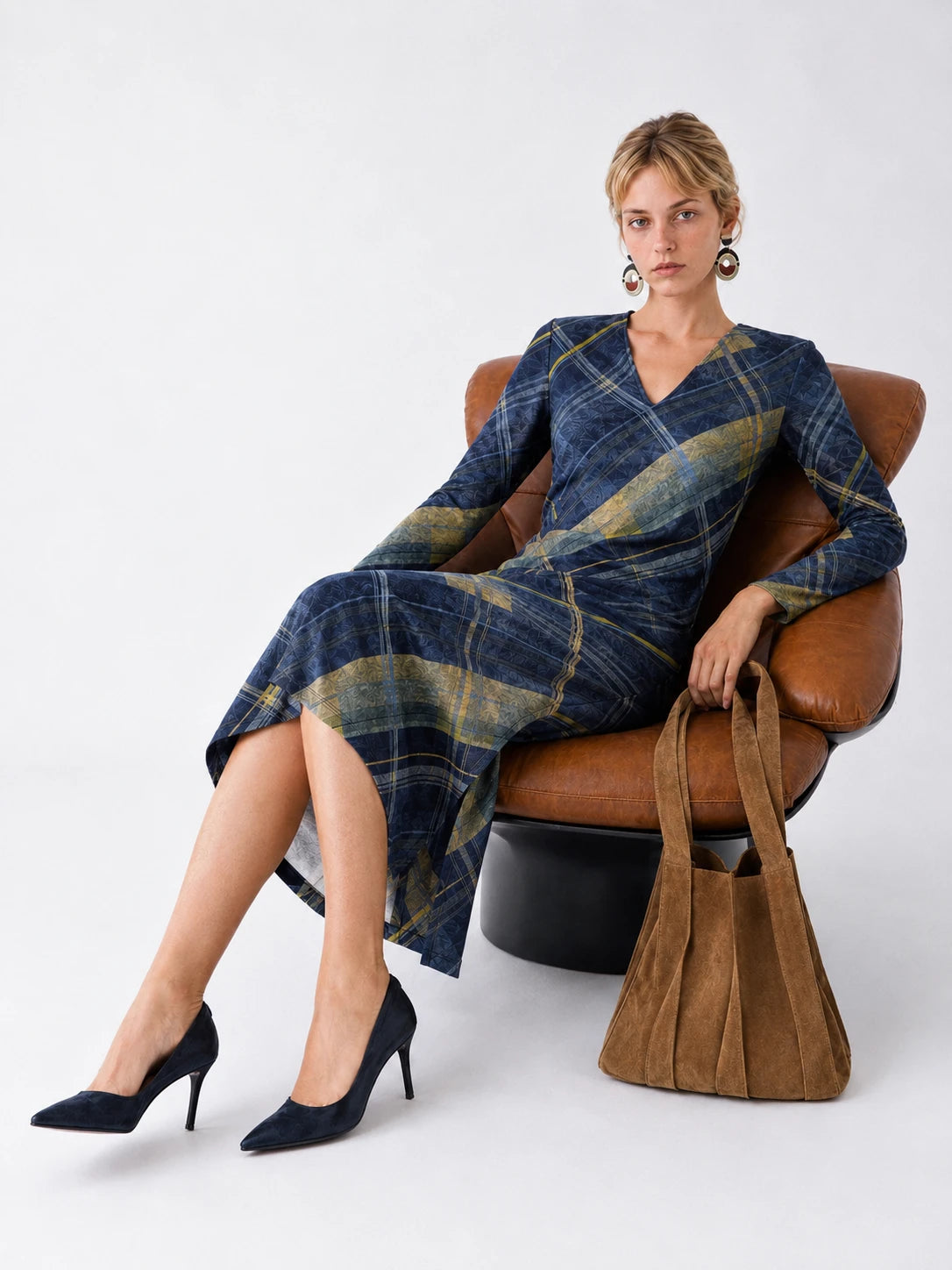 Vestido midi marino de cuadros con escote V y mangas largas, falda con abertura
