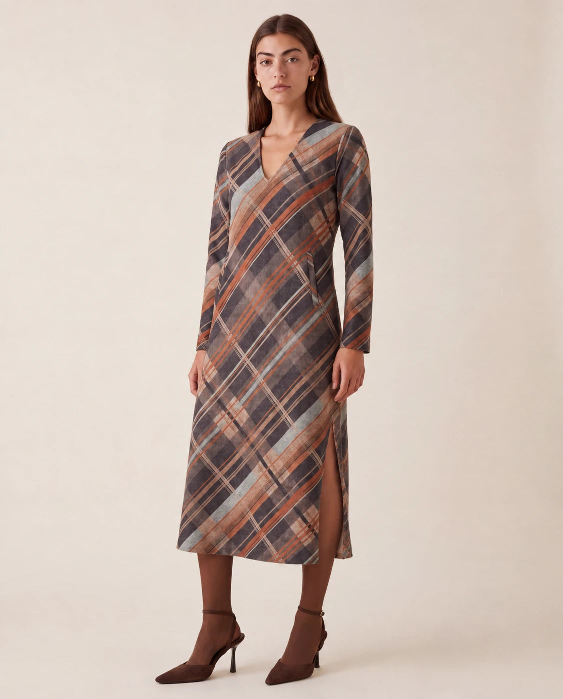 Vestido midi de cuadros marrón con escote V y manga larga, abertura lateral