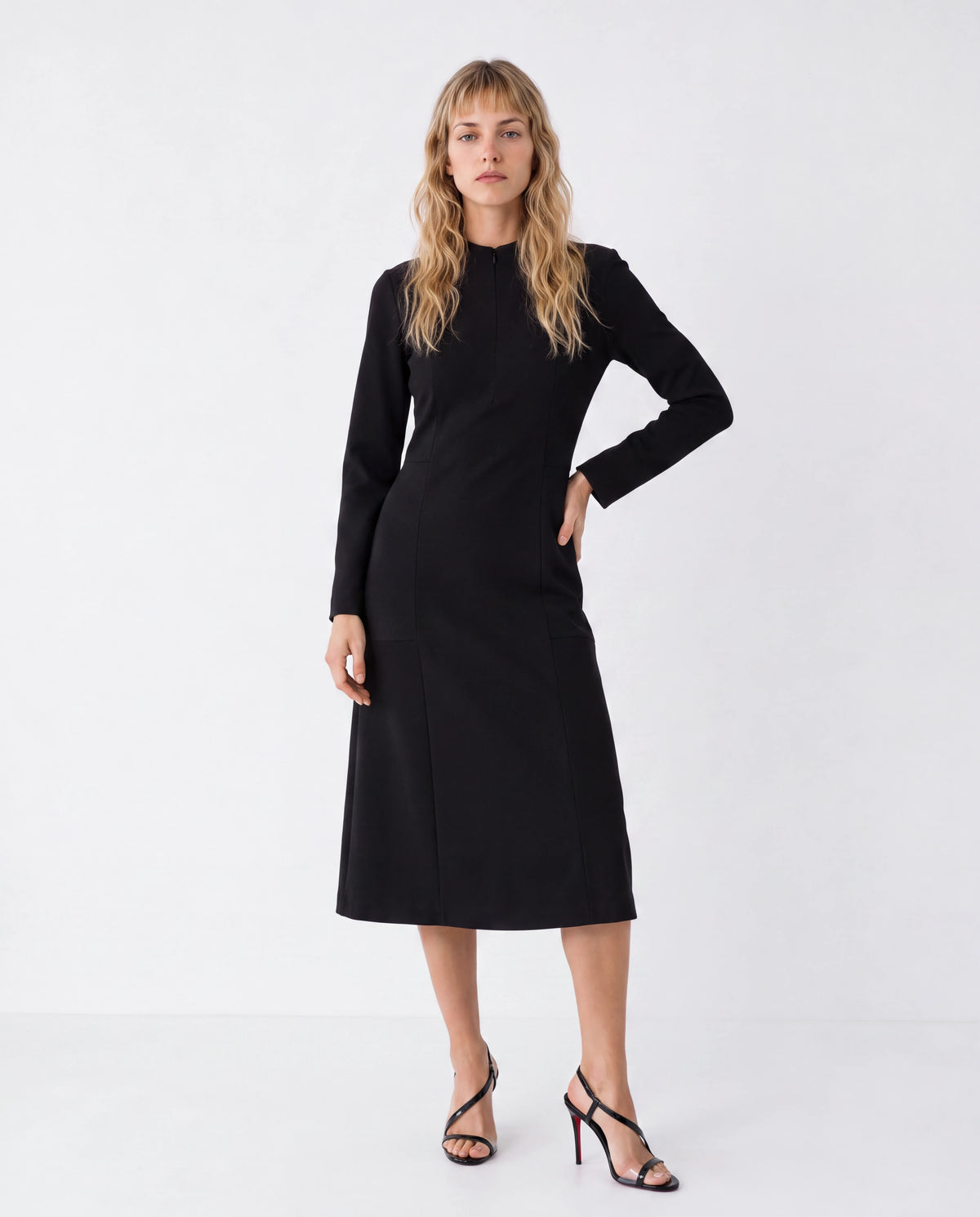 Vestido negro midi entallado, manga larga, cuello alto y abertura con botones al frente