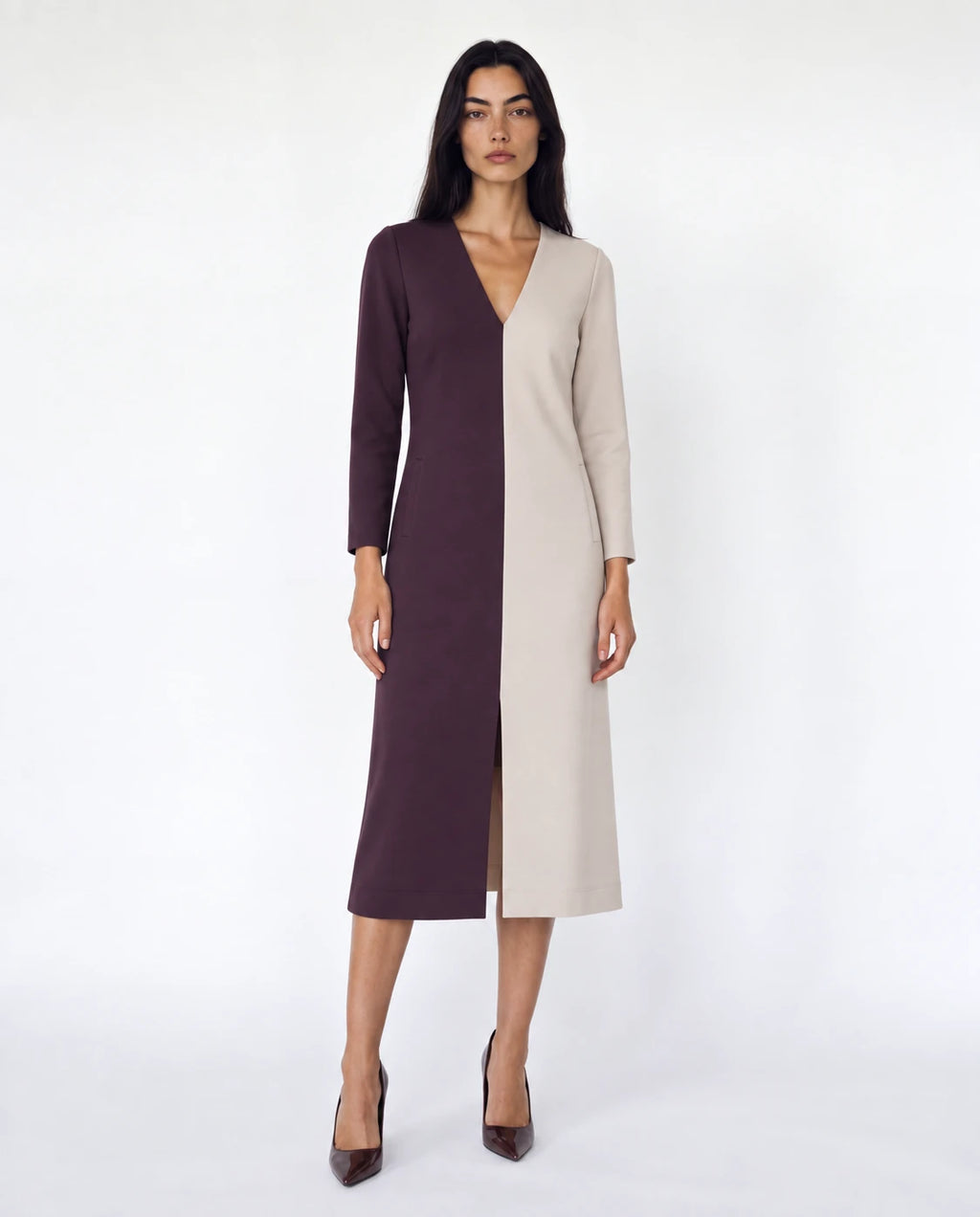 Vestido bicolor granate y visón, corte midi con abertura y manga tres cuartos