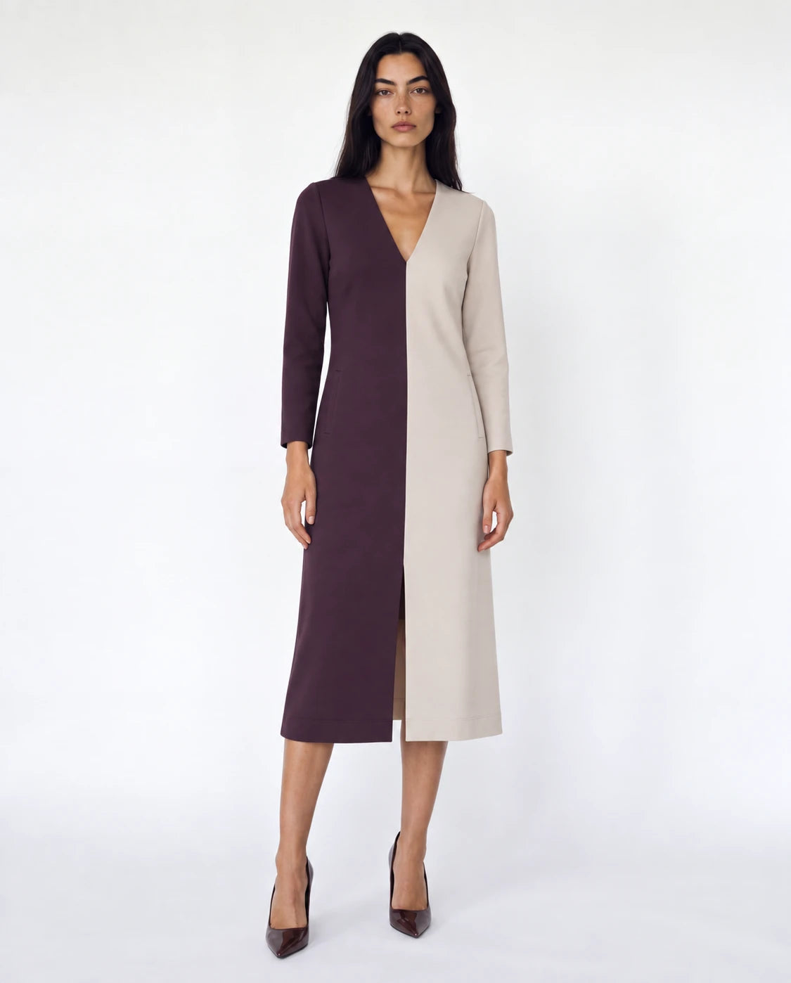 Vestido bicolor granate y visón, corte midi con abertura y manga tres cuartos