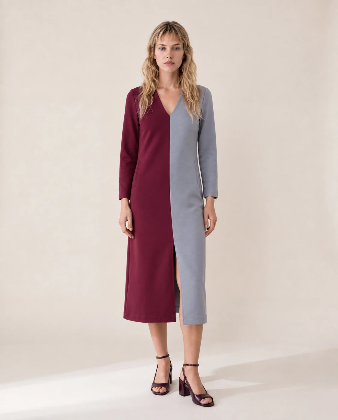 Vestido bicolor granate y gris claro, largo midi con abertura y mangas 3/4