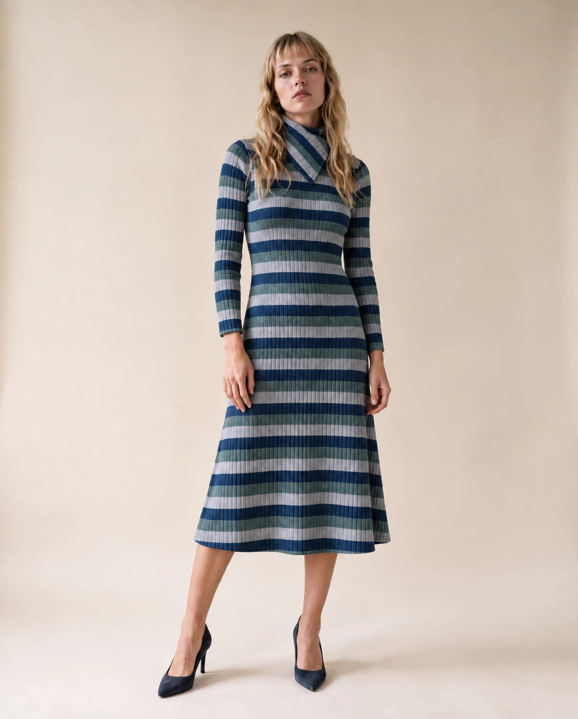 Vestido midi de rayas azul con cuello alto y mangas largas.