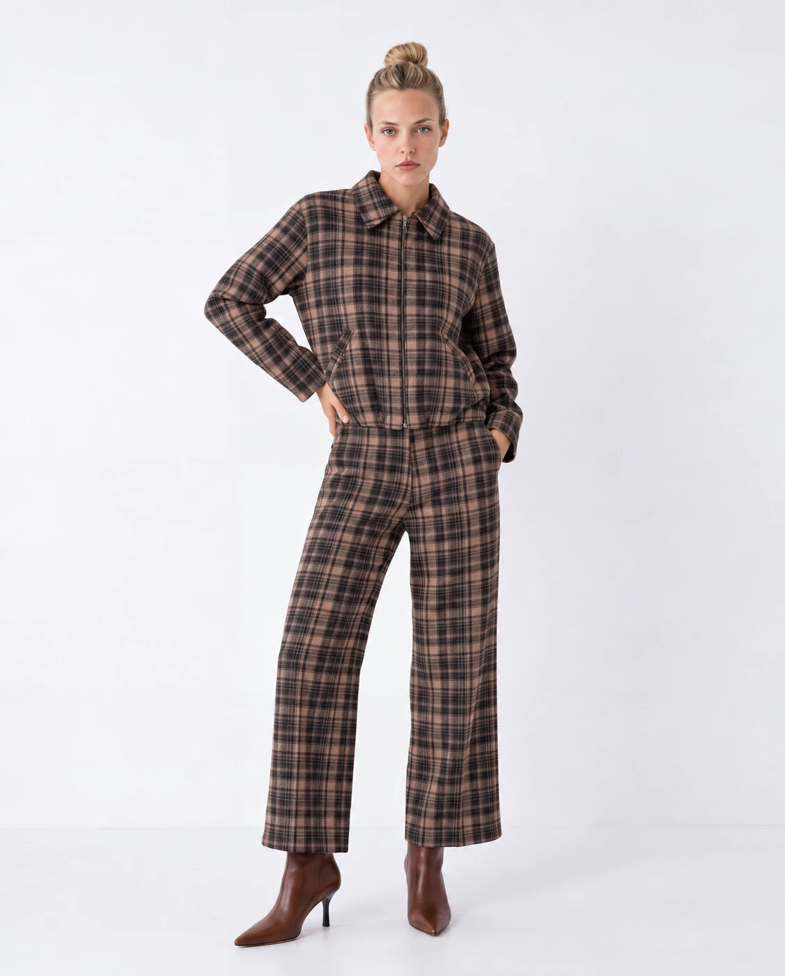 Conjunto bomber de cuadros jacquard camel y marrón con pantalón a juego